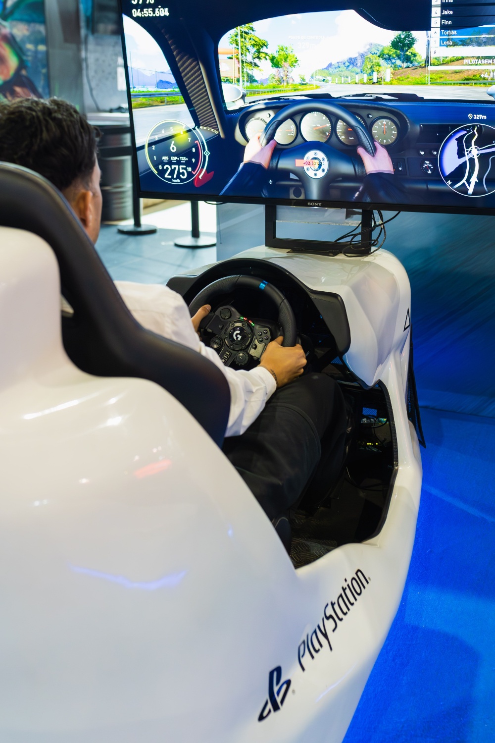 用户使用赛车模拟器体验 QuickQ 低延迟云游戏加速